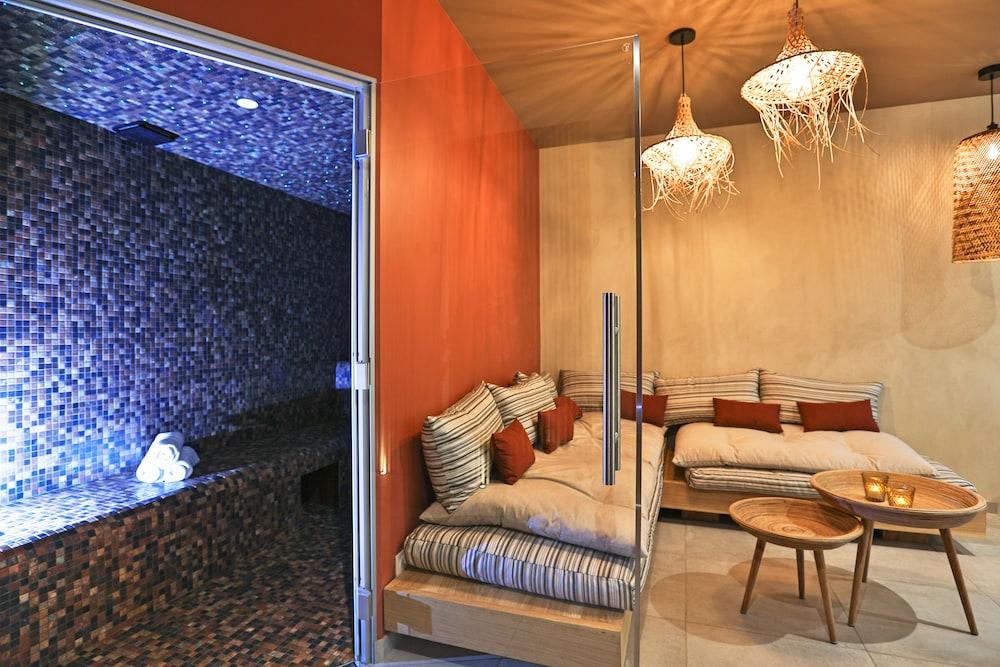 & Les Roches Noires Hotel