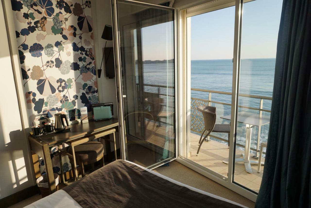 Hotel & Les Roches Noires 3*